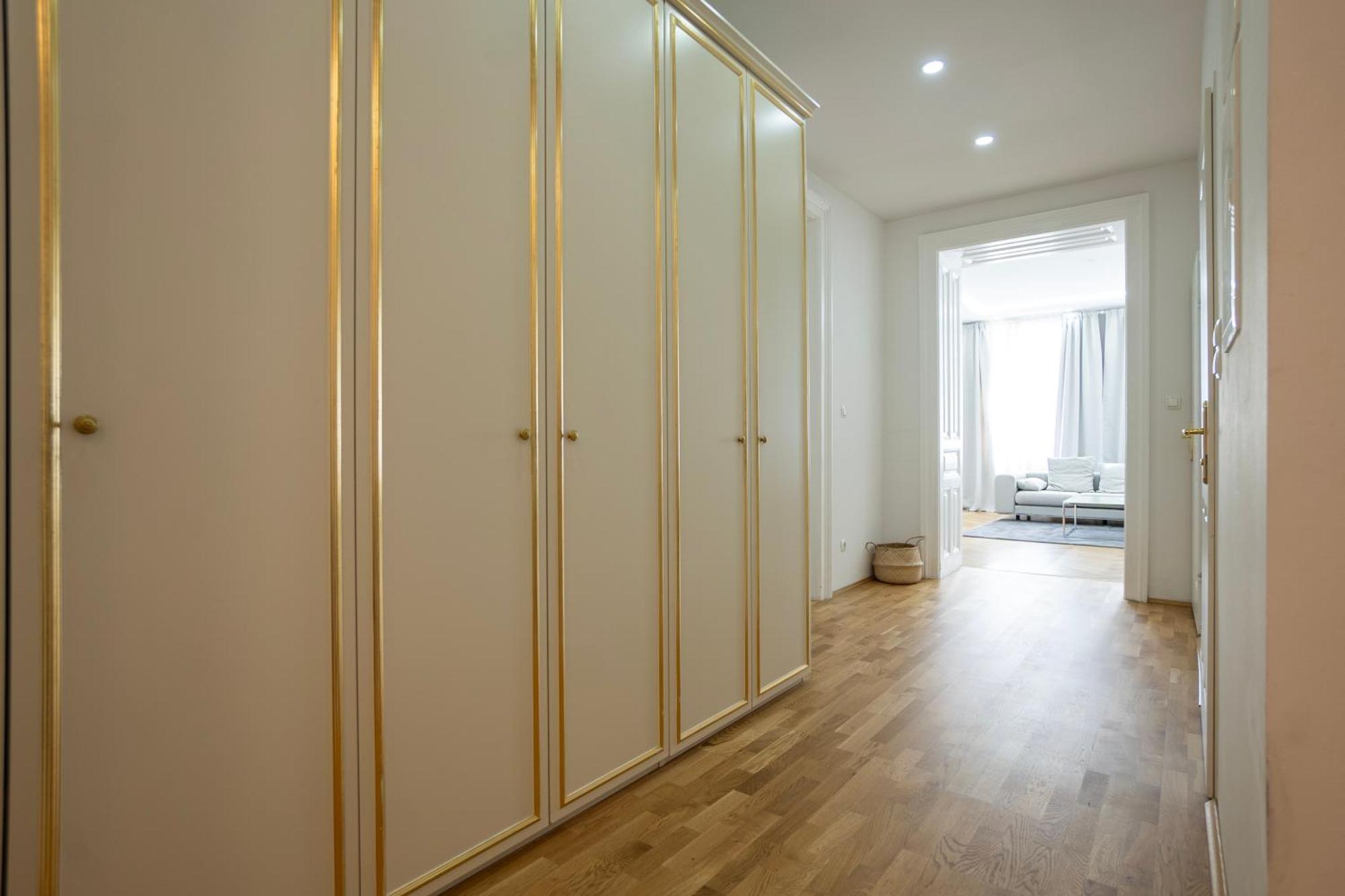 וינה Charming 2-Room Apartment With Balcony, 15 Min To Center מראה חיצוני תמונה