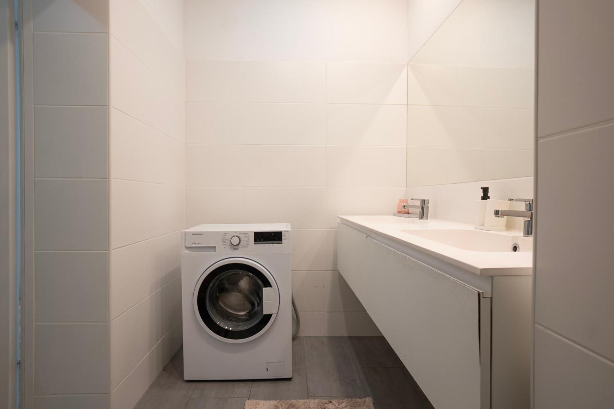 וינה Charming 2-Room Apartment With Balcony, 15 Min To Center מראה חיצוני תמונה