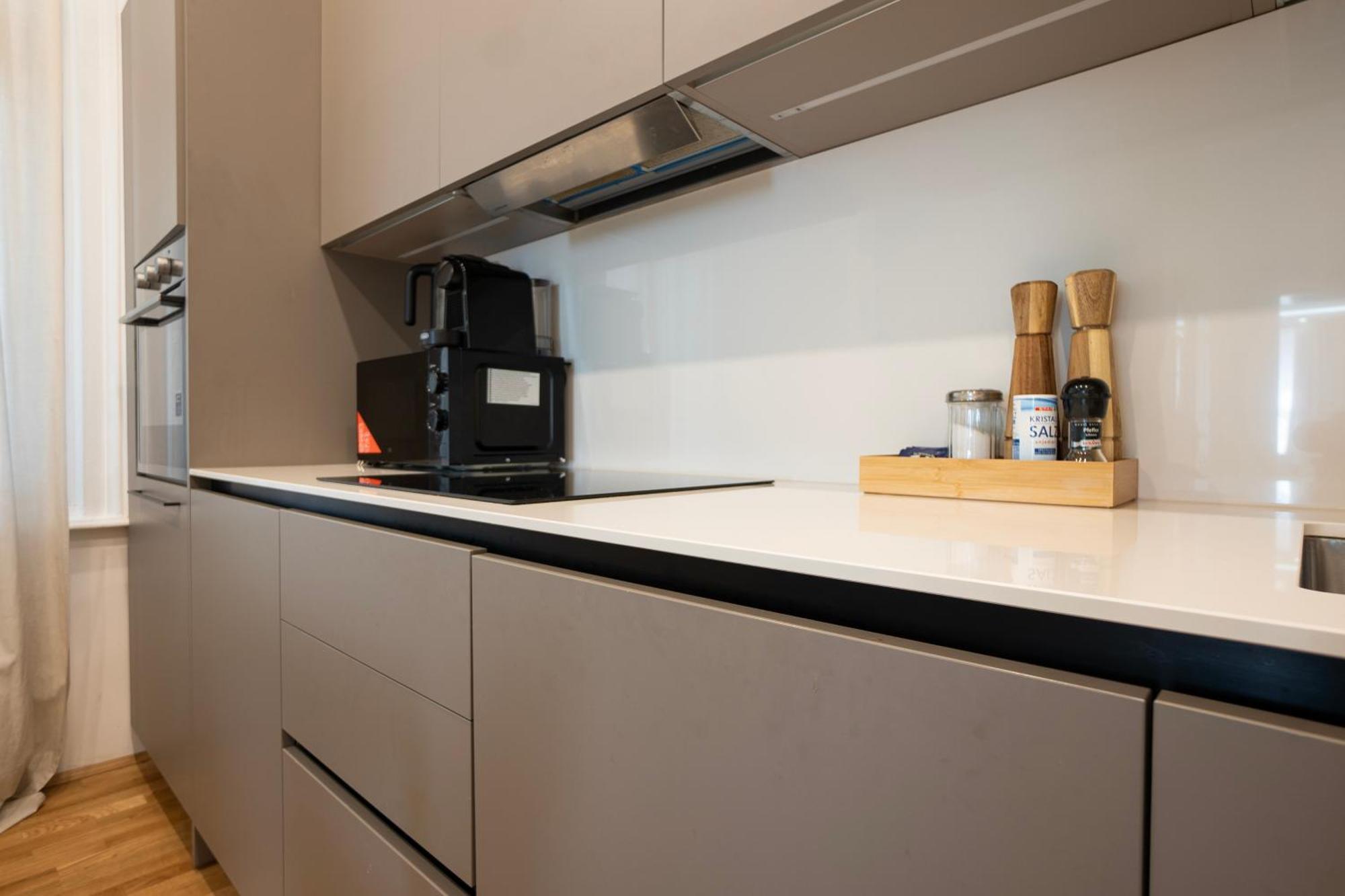 וינה Charming 2-Room Apartment With Balcony, 15 Min To Center מראה חיצוני תמונה