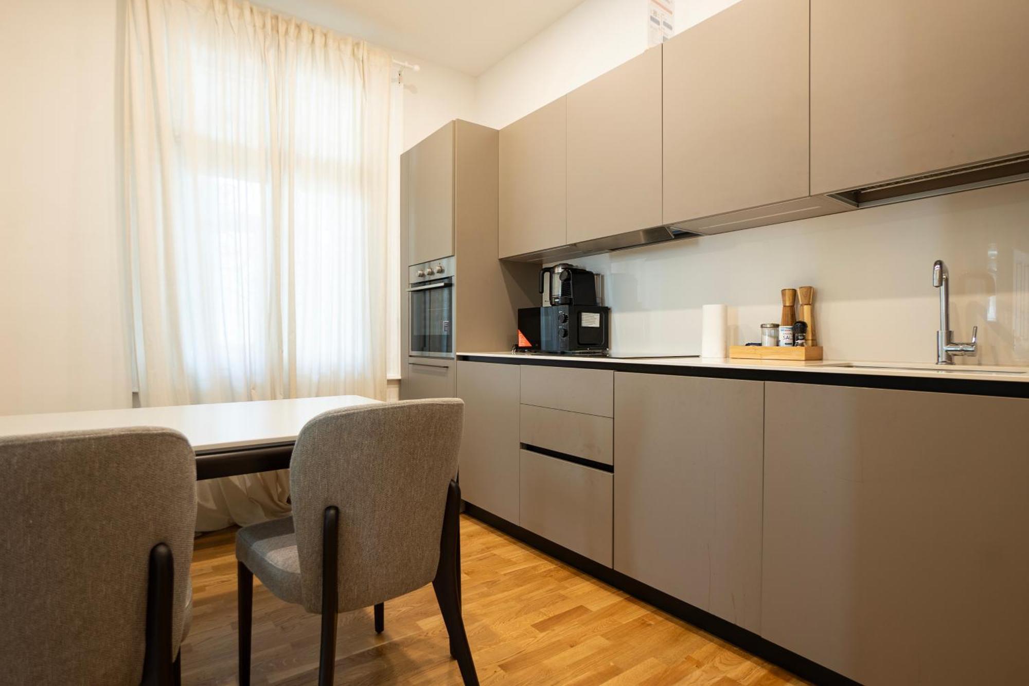 וינה Charming 2-Room Apartment With Balcony, 15 Min To Center מראה חיצוני תמונה