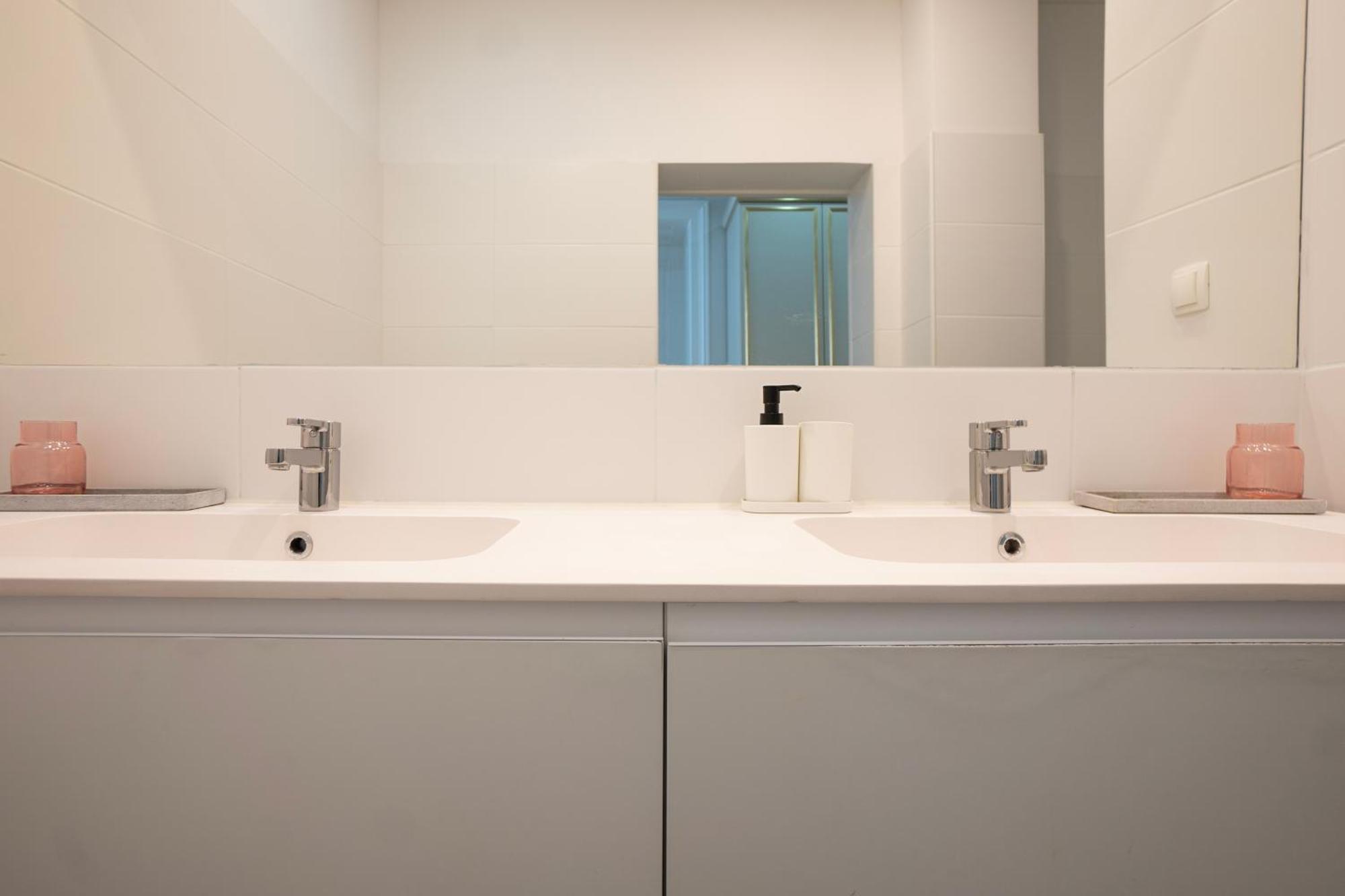 וינה Charming 2-Room Apartment With Balcony, 15 Min To Center מראה חיצוני תמונה