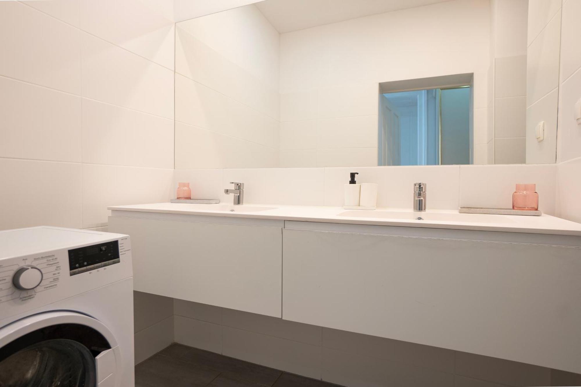 וינה Charming 2-Room Apartment With Balcony, 15 Min To Center מראה חיצוני תמונה