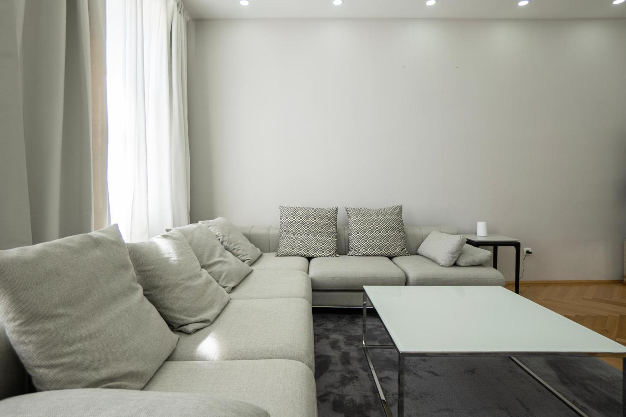 וינה Charming 2-Room Apartment With Balcony, 15 Min To Center מראה חיצוני תמונה