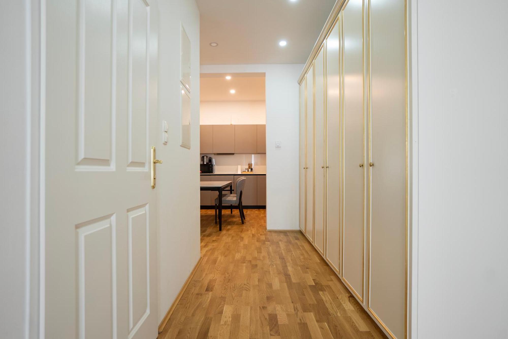 וינה Charming 2-Room Apartment With Balcony, 15 Min To Center מראה חיצוני תמונה
