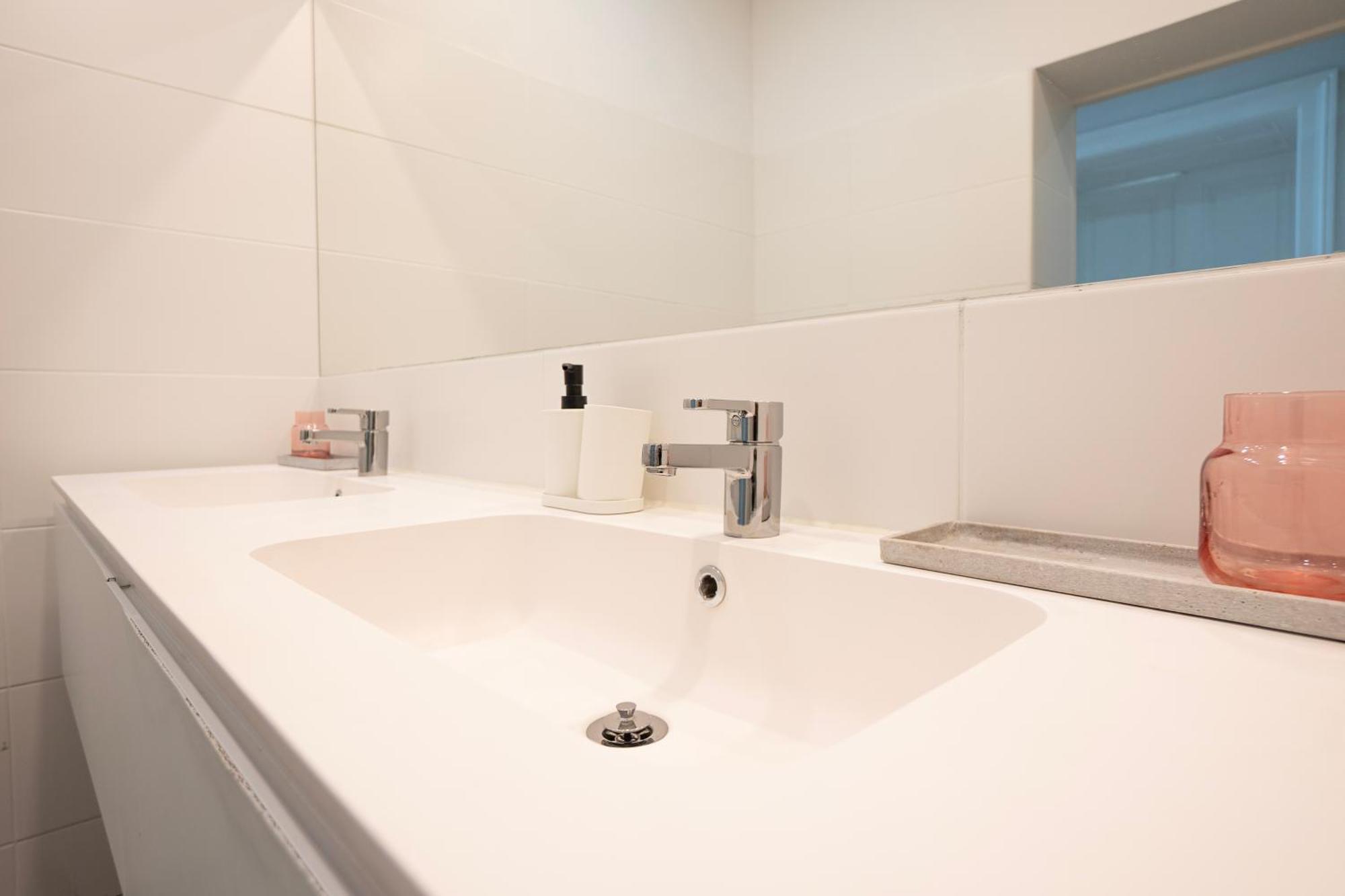 וינה Charming 2-Room Apartment With Balcony, 15 Min To Center מראה חיצוני תמונה